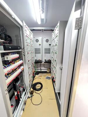 Compact BESS batterij energieopslag systeem geschikt voor commerciële industriële